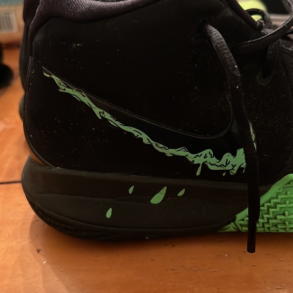 Nike Kyrie 4 Halloween Basketball Sneakers - Picture 7 of 7
